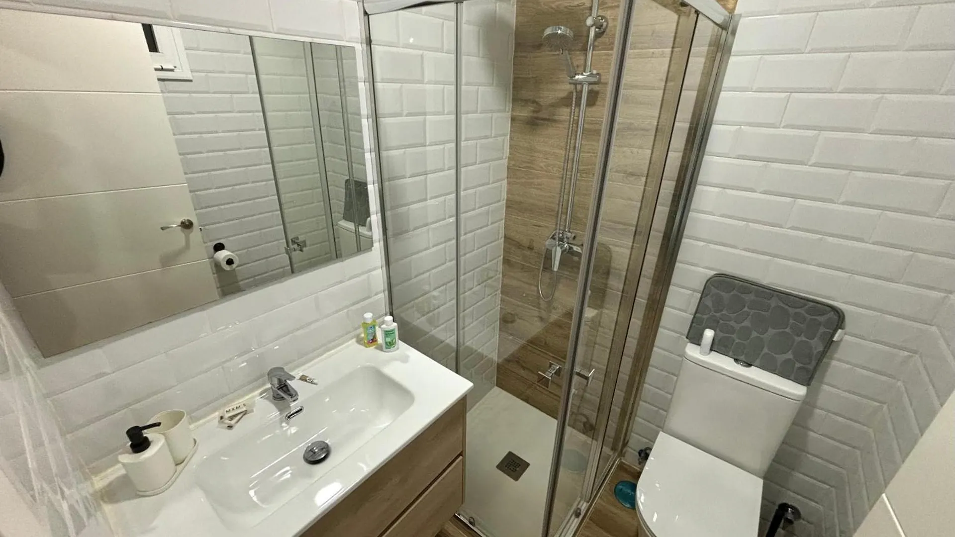 Ansa Beach Apartments - Why Not Malaga Homestay